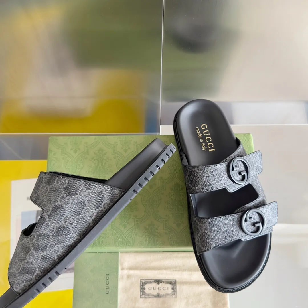 [G Home] Men's Men's Shoes💰: 300💰Size: 38-45 🆕2024Gucci Gucci Summer New Style Double G Presbyopia Flip-flops Cross Sandals Thick Sole Slippers Beach Shoes Original Purchase and Development Production G family's 2024 new summer dark horse items, fashion bloggers at home and abroad have put on the show, and it has become popular on social platforms at home and abroad. Fashionistas must pay for it, and they spend a lot of money to create ingenious craftsmanship and accurately restore every detail. Exquisite packaging at the delivery counter🛍📦 ▪️ Fabric: Original imported double G presbyopic leather ▪️ Lining: Original imported leather ▪️ Sole: Original open molded T men's shoes 💰U outsole ▪️ Bottom thickness: 3CM